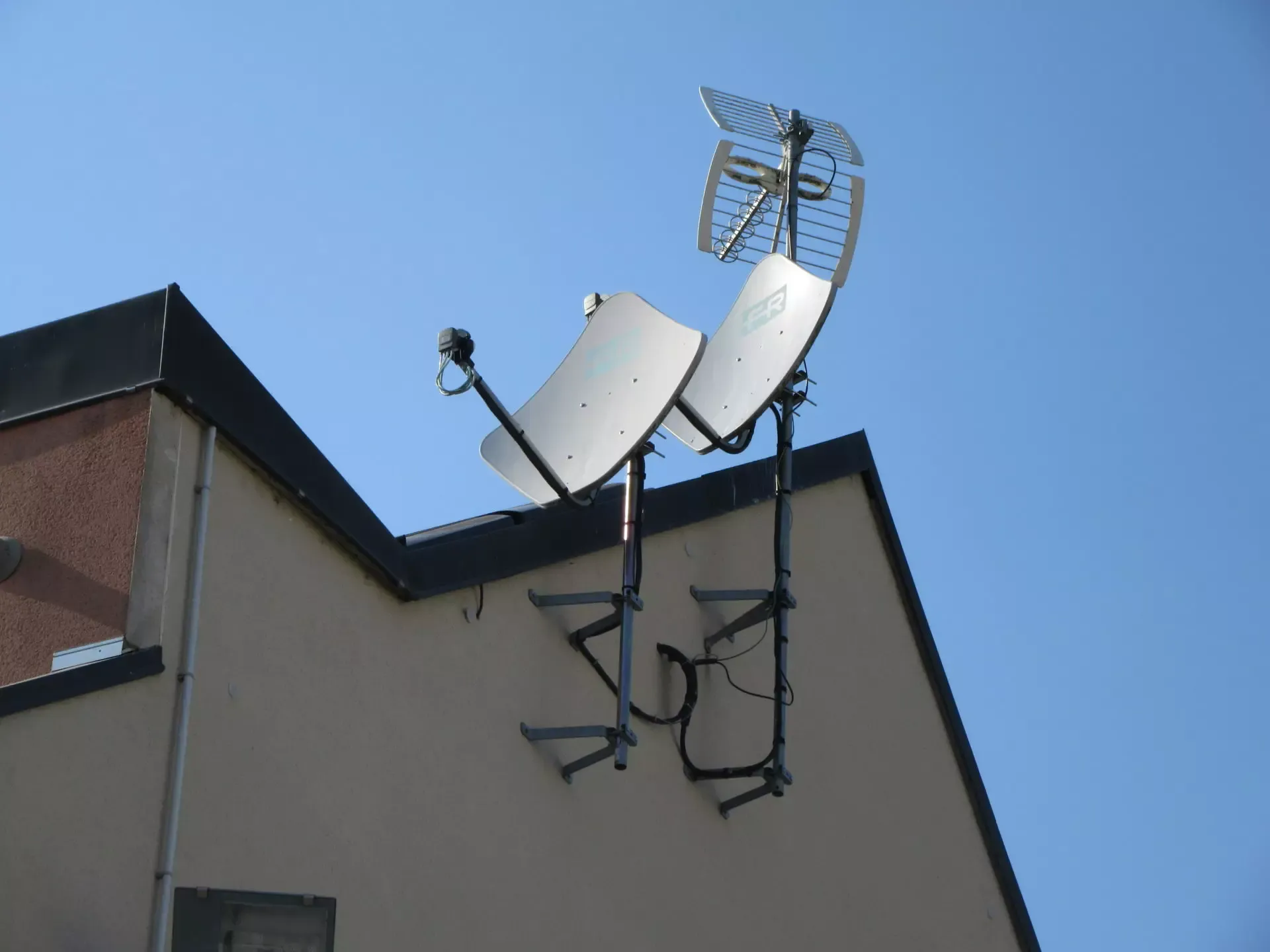 Technicien antenniste réglant une antenne TV